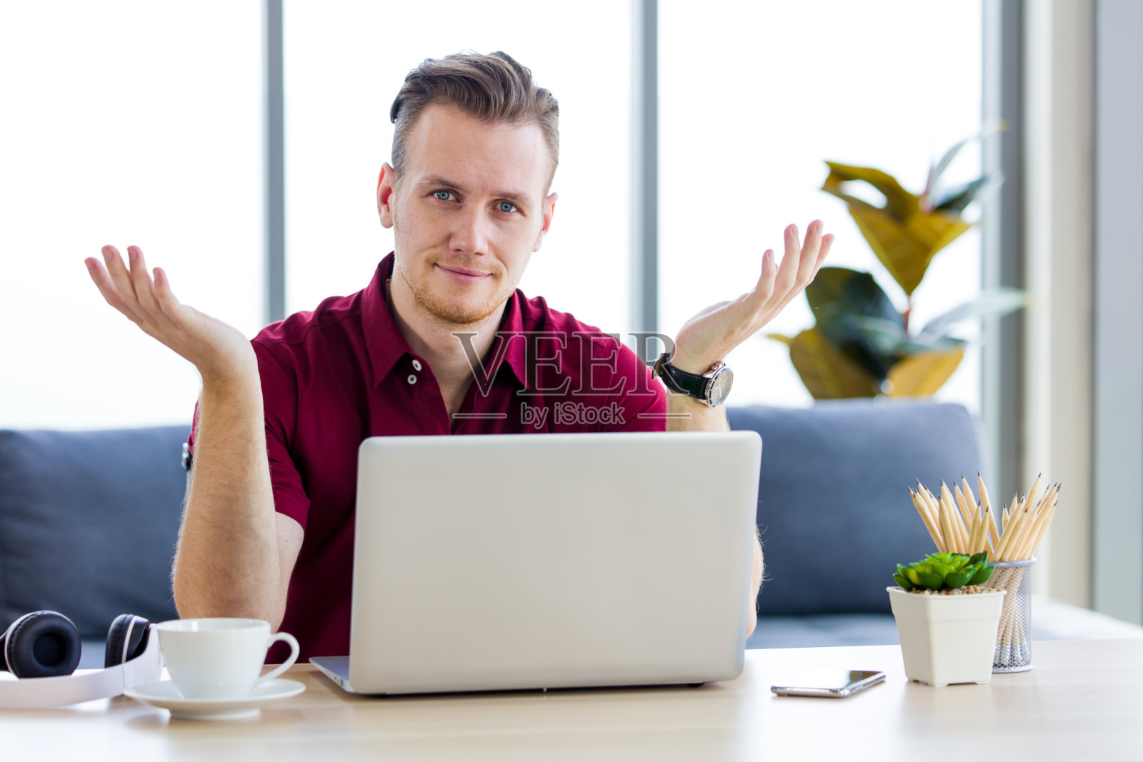 男人在家里用笔记本电脑工作。照片摄影图片