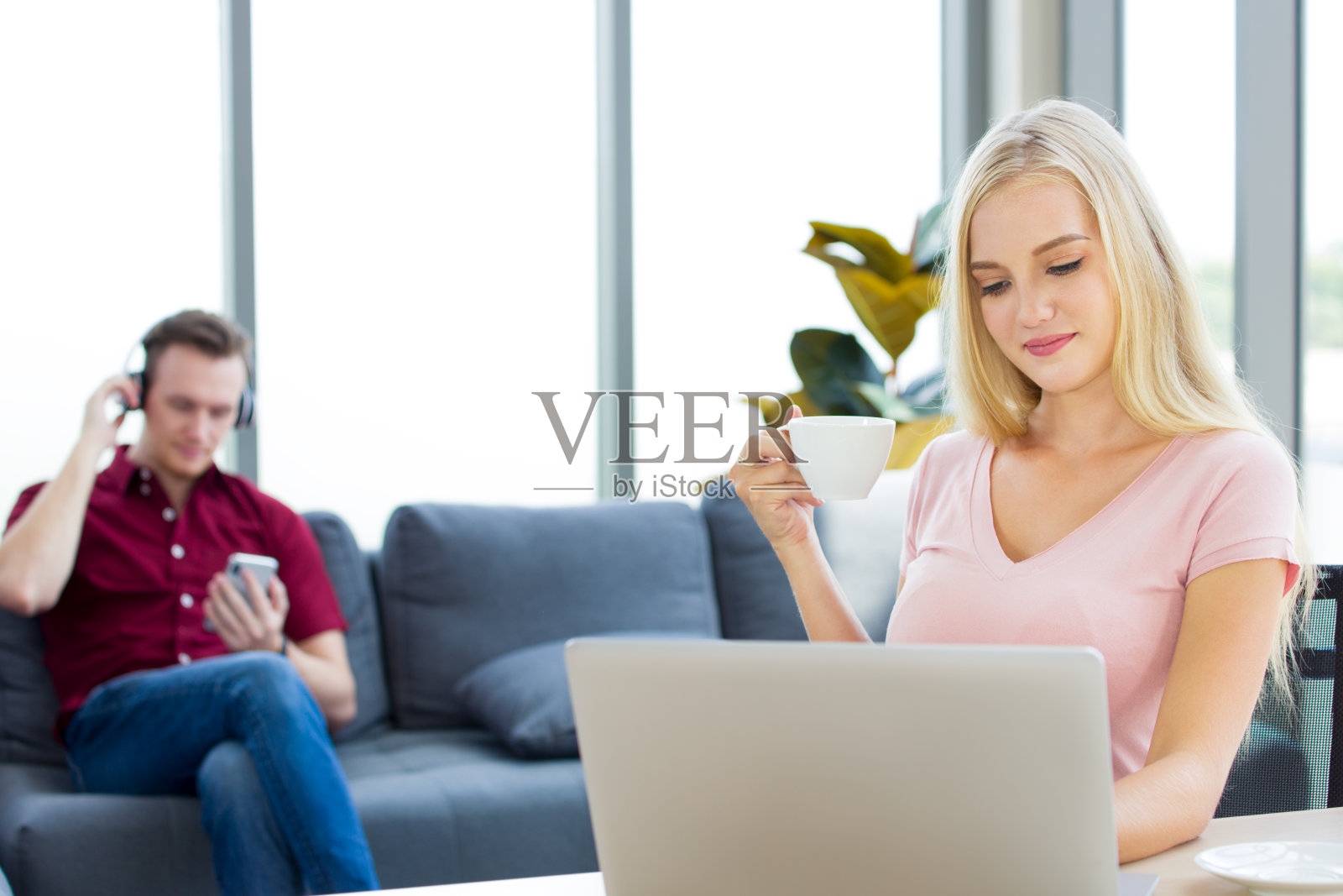 在家工作喝咖啡的女人。照片摄影图片