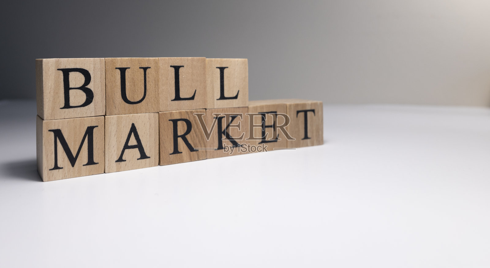 牛市的话在木方上白底。照片摄影图片