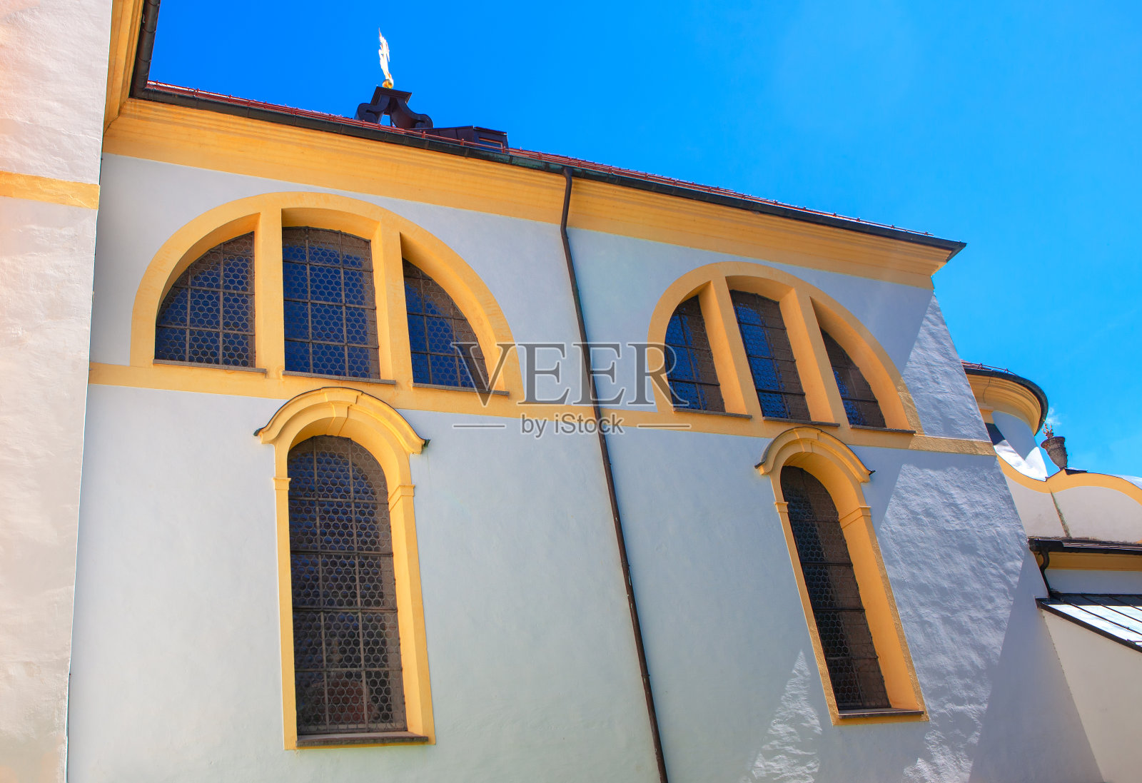 有拱形窗户的教堂照片摄影图片