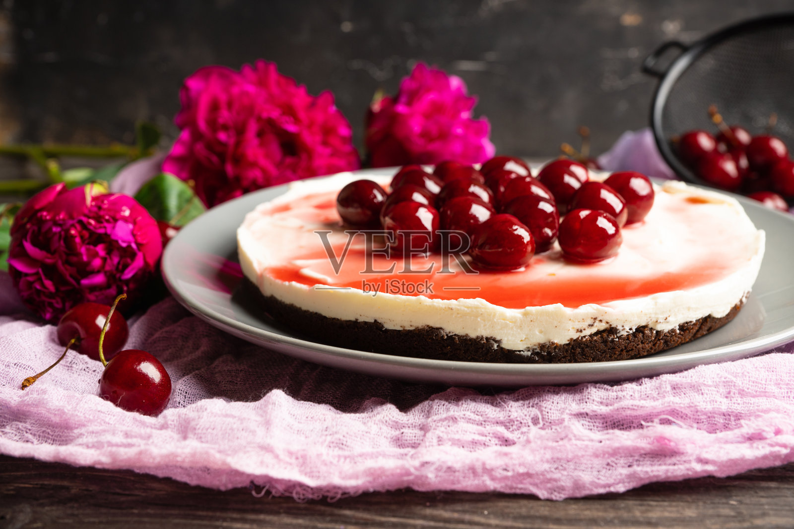 新鲜的奶酪蛋糕与樱桃在乡村背景照片摄影图片