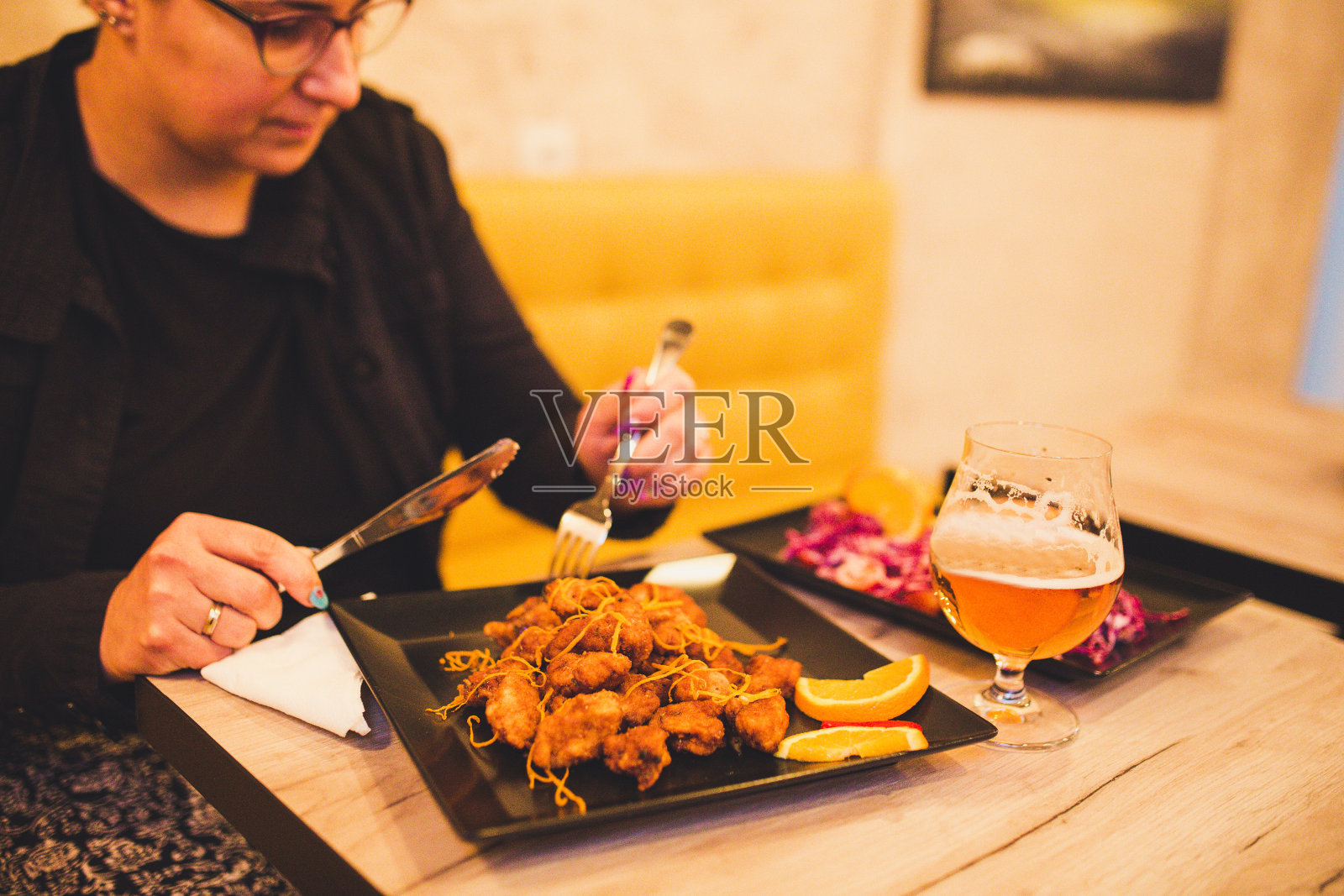 享受新鲜饭菜的女人照片摄影图片