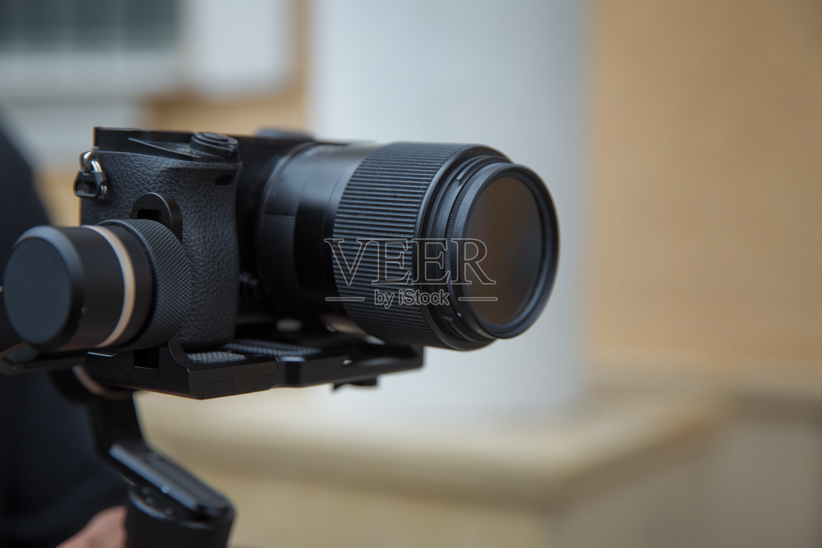 聚焦于三脚架摄像机屏幕显示。数码录像设备。近距离拍摄成功男子的视频，使用数码。在生日当天，博客在摄像机上录制视频。照片摄影图片