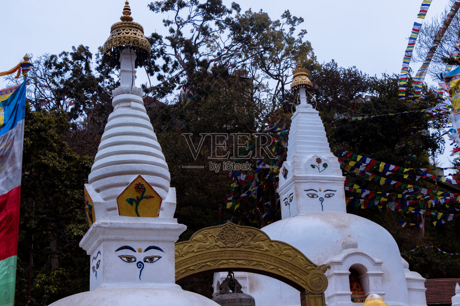 位于斯瓦扬布纳特山脚下的小佛塔照片摄影图片