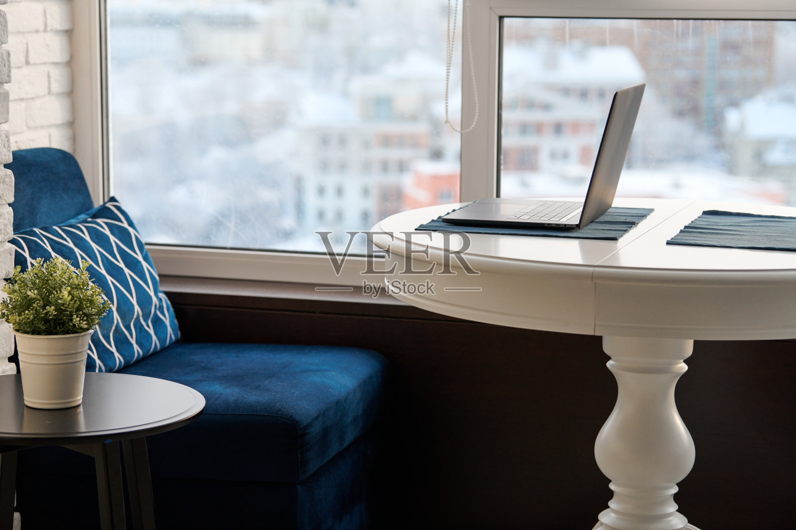 家庭工作场所在现代阁楼公寓照片摄影图片