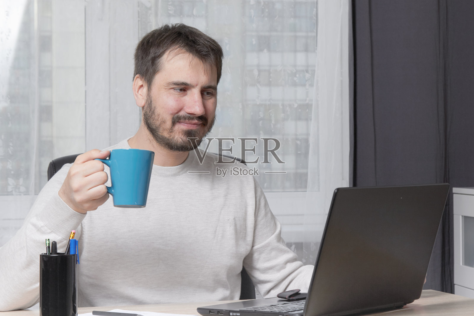 一个人在网上找工作失业的概念照片摄影图片