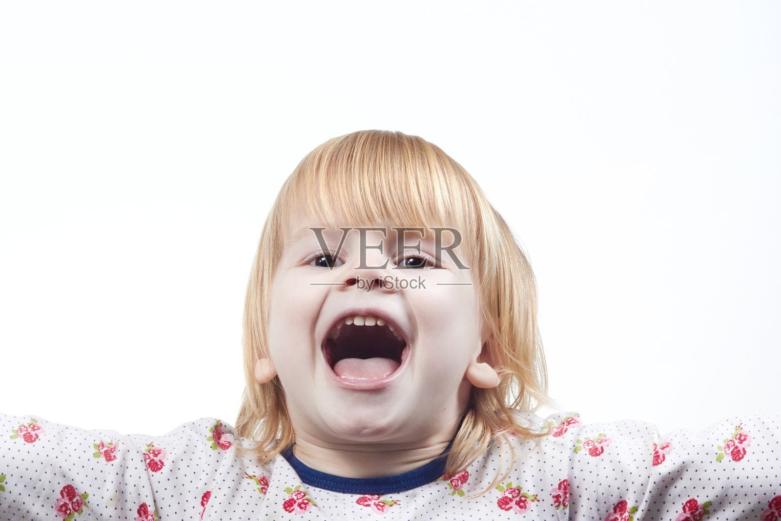 一个尖叫的小女孩的肖像照片摄影图片