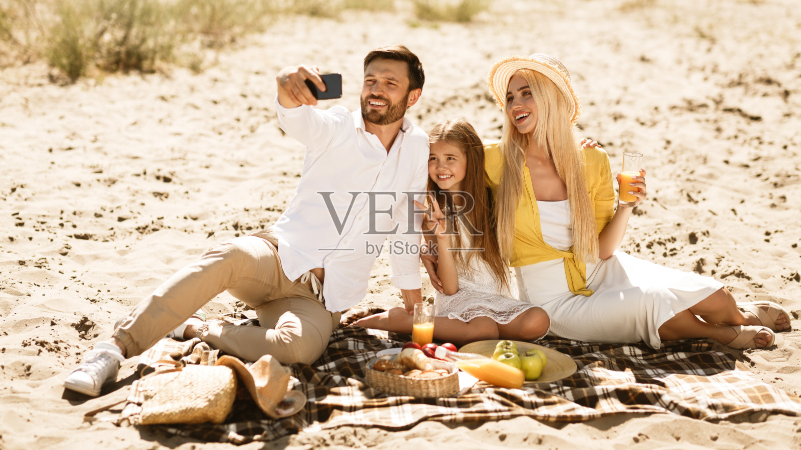 快乐家庭，野餐，自拍户外，全景照片摄影图片