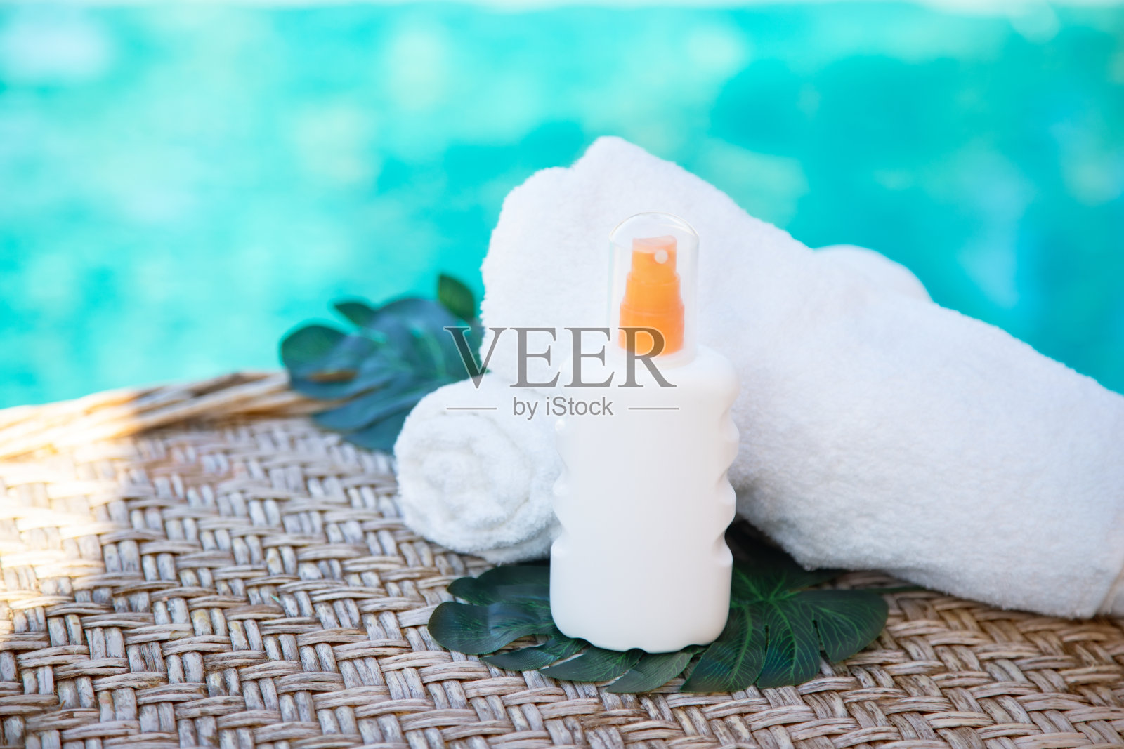 游泳池和日光浴配件。防护霜，毛巾拷贝空间照片摄影图片