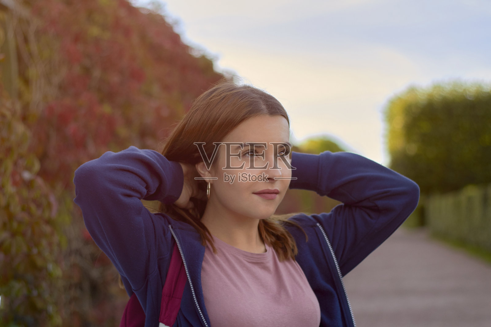 一个快乐的秋姑娘在夏日花园的特写照片摄影图片