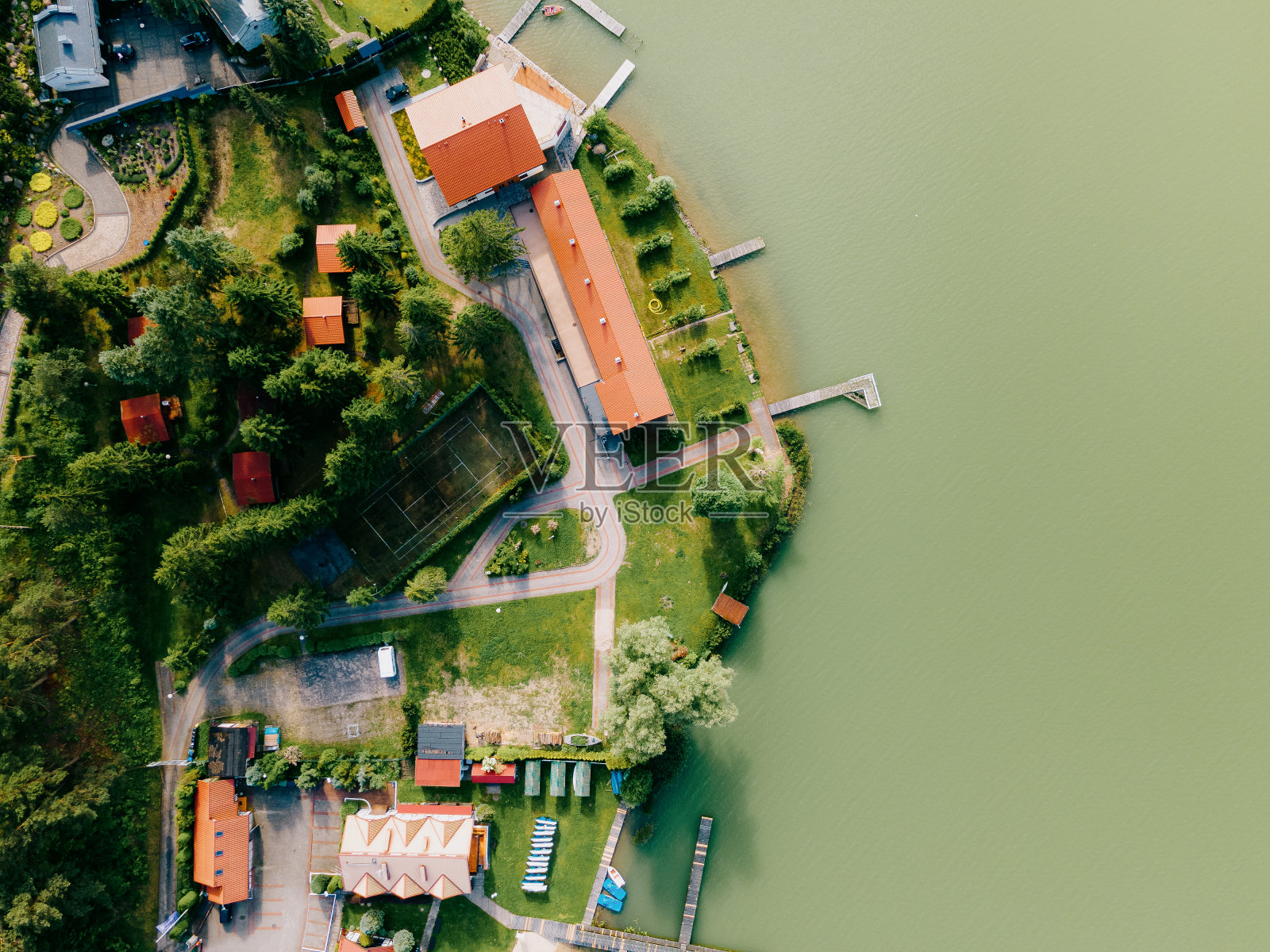 独木舟停泊在湖面上照片摄影图片