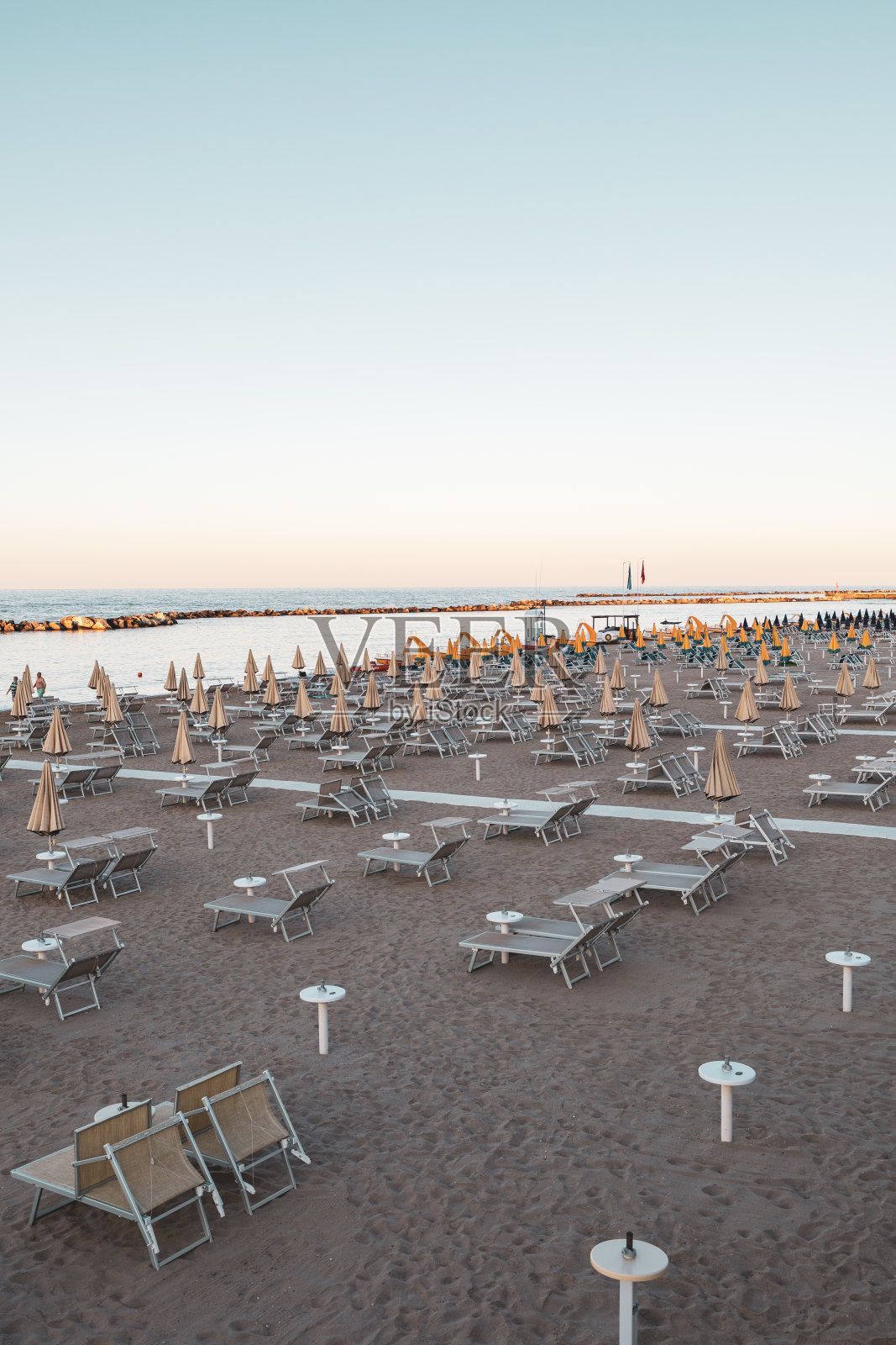 夕阳下的海滩，意大利亚得里亚海海岸照片摄影图片