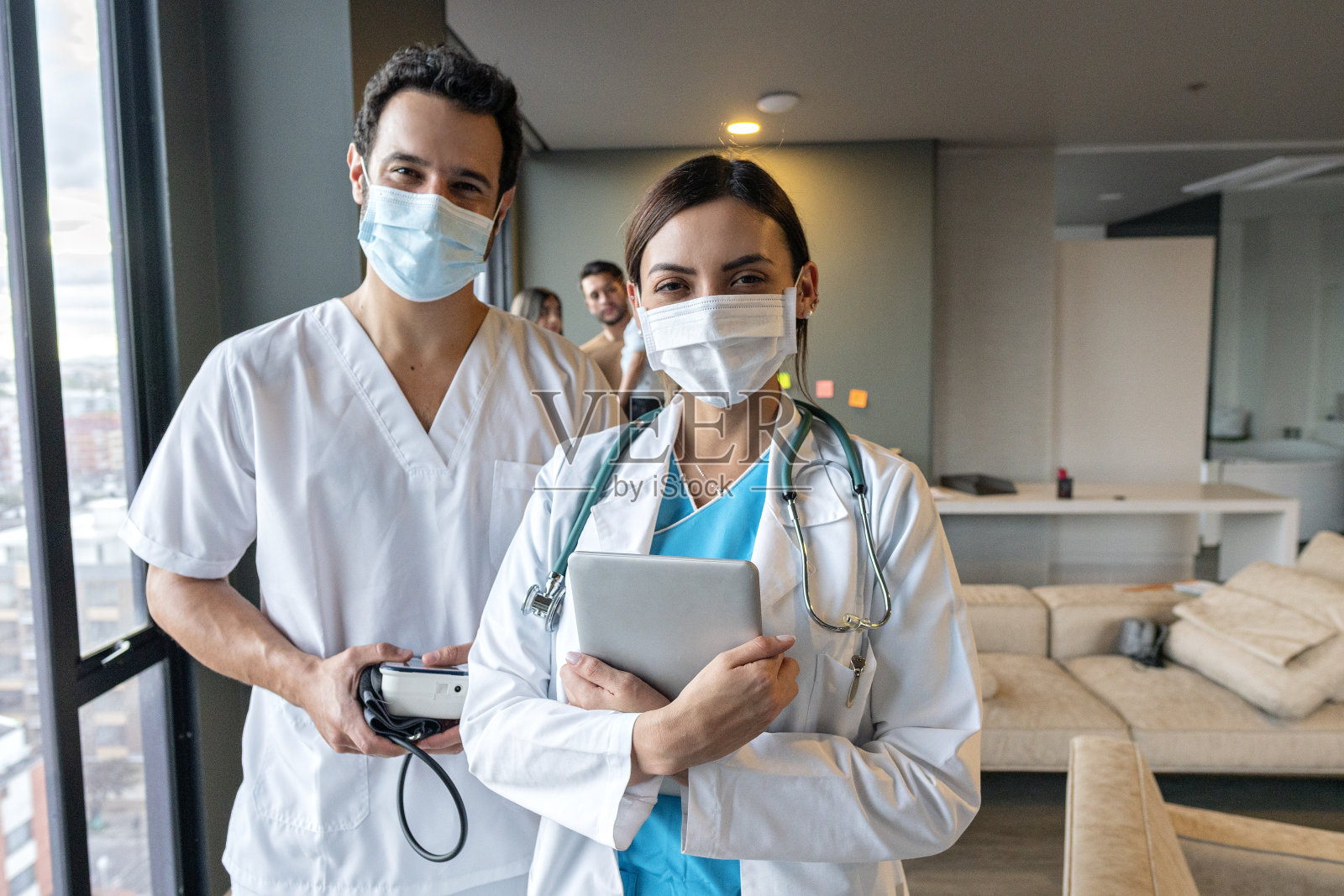 医生在家检查一个家庭的肖像照片摄影图片