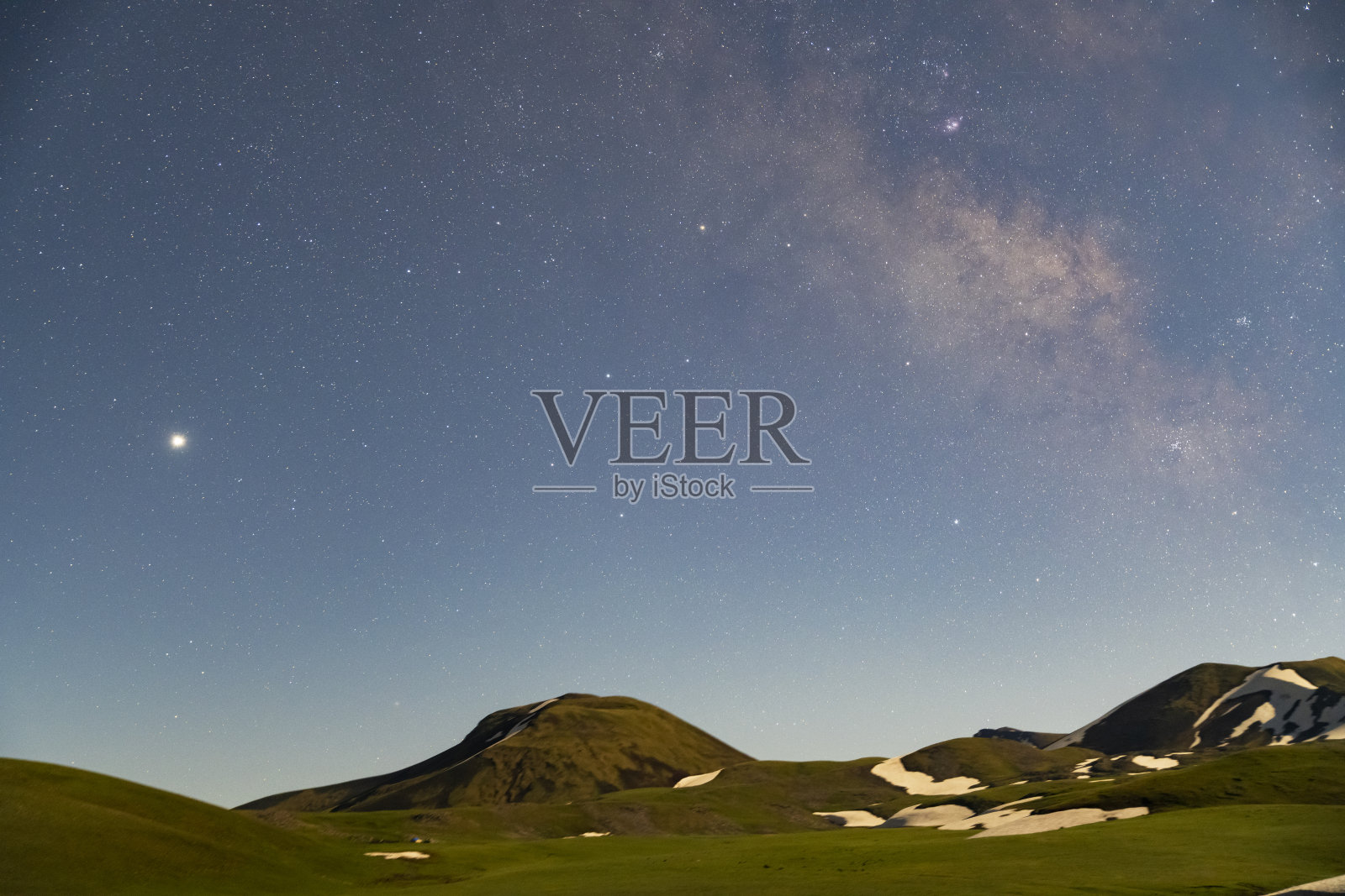 美丽的夜晚景观。美丽古老的火山和美丽明亮的银河系。夜间摄影。照片摄影图片