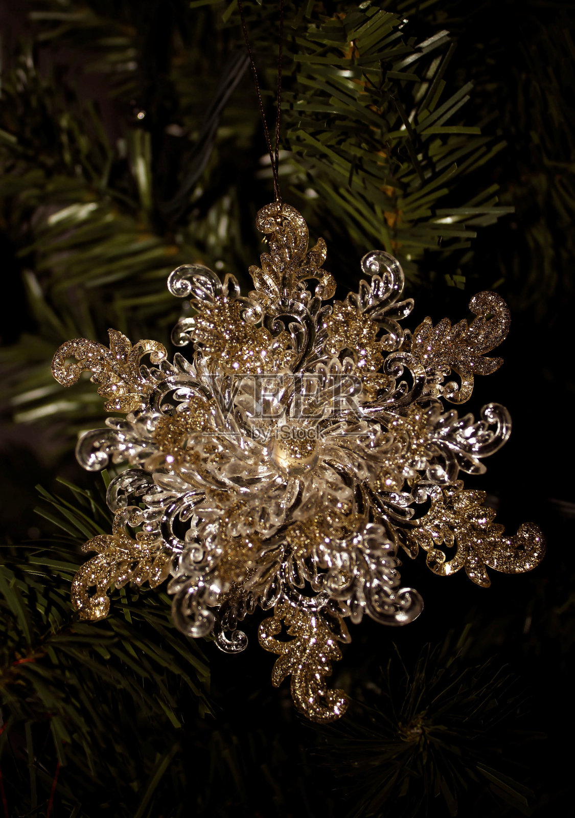 圣诞树上的圣诞玩具。圣诞装饰品，小雕像和其他装饰圣诞树的装饰品照片摄影图片