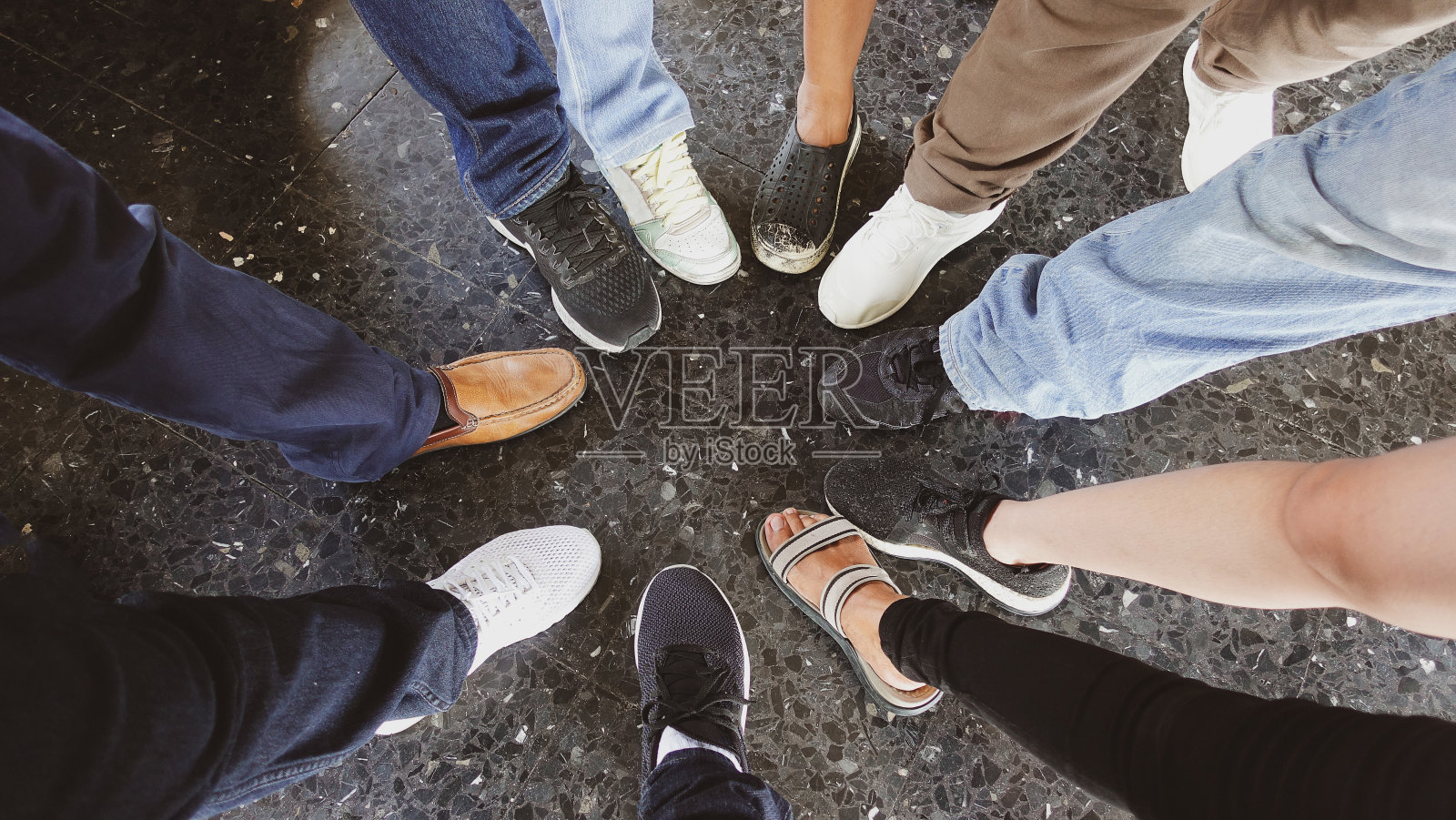 女人和男人的脚站成一个圈。概念展示一起的力量照片摄影图片