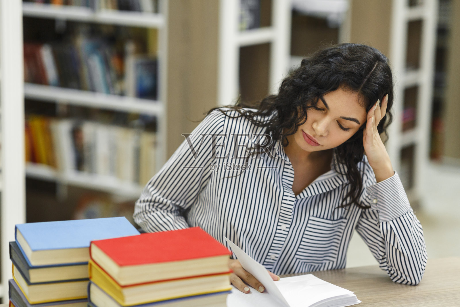 拉丁女孩在图书馆准备考试照片摄影图片