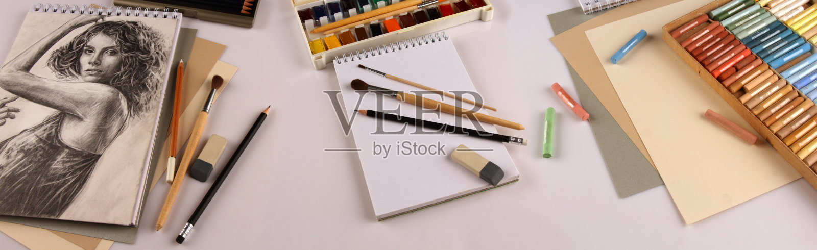 大格式的全景图与铅笔画艺术家的配件照片摄影图片