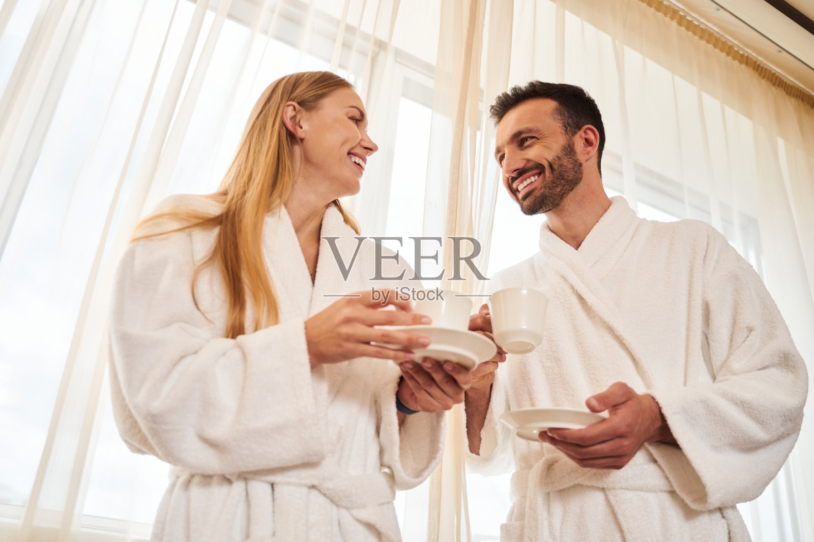 快乐的年轻夫妇在早上喝咖啡照片摄影图片