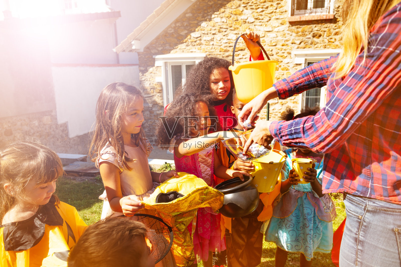 许多可爱的孩子都会收到万圣节糖果照片摄影图片