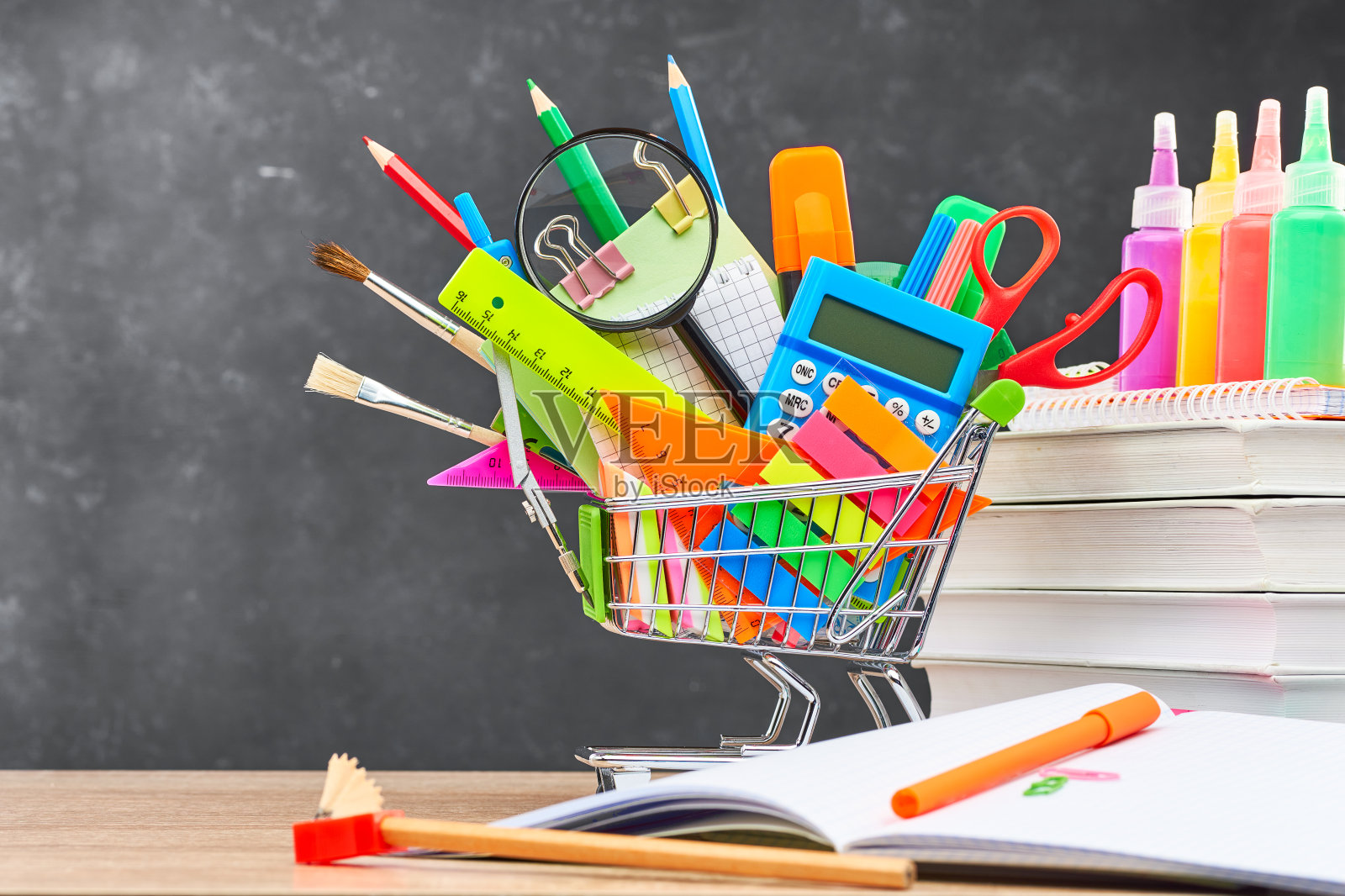 学校用品在黑板上的背景照片摄影图片