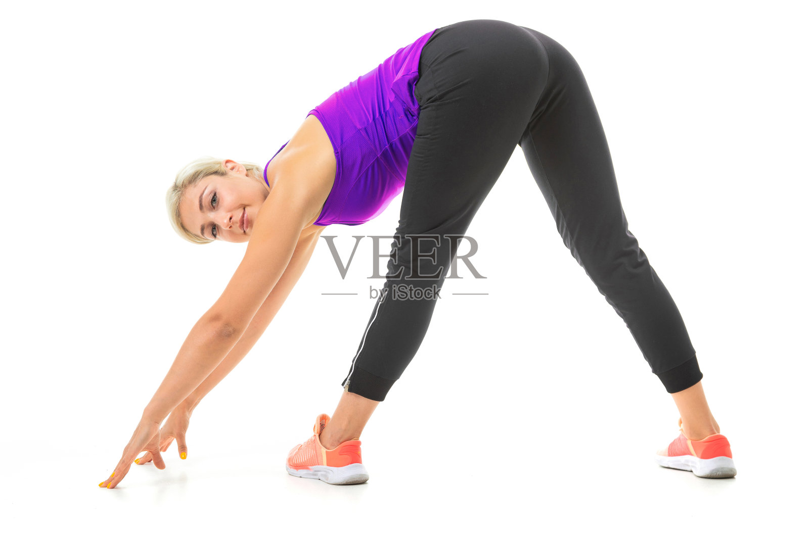 欧洲金发女孩在一个白色的演播室背景上进行身体锻炼。照片摄影图片