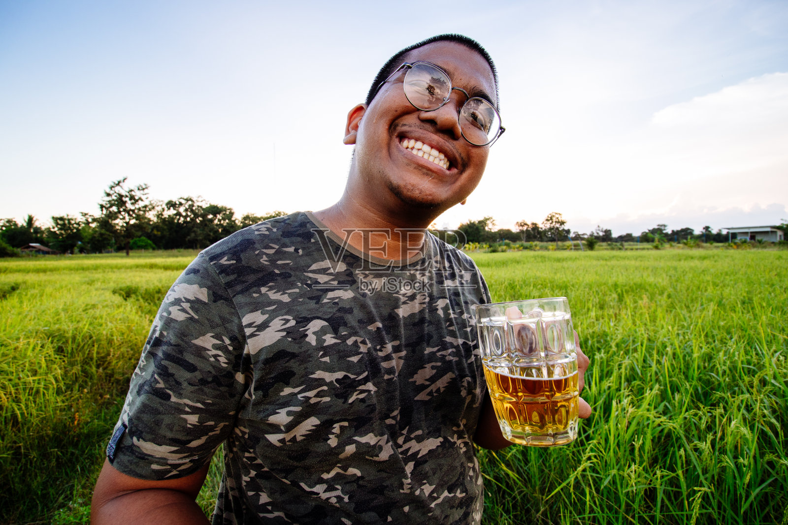 东南亚醉汉照片摄影图片