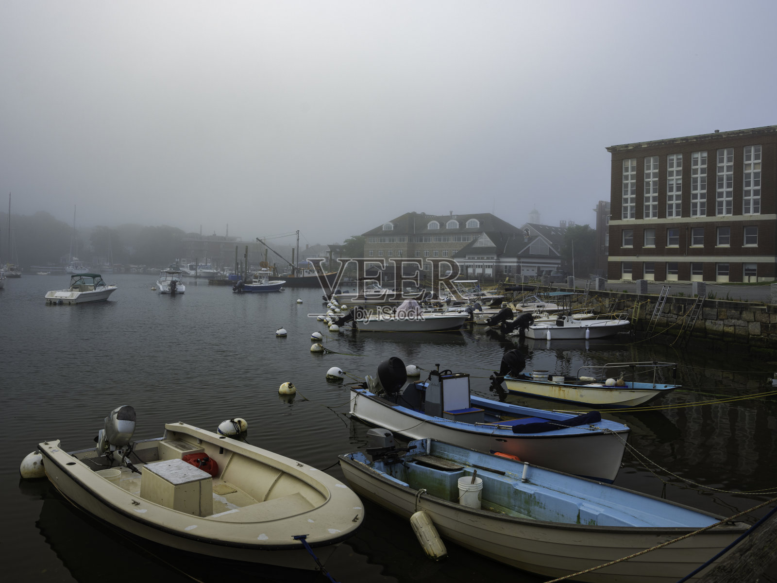 伍兹霍尔滨海海景在一个多雾的夏天早晨。停泊的船只和游艇。照片摄影图片