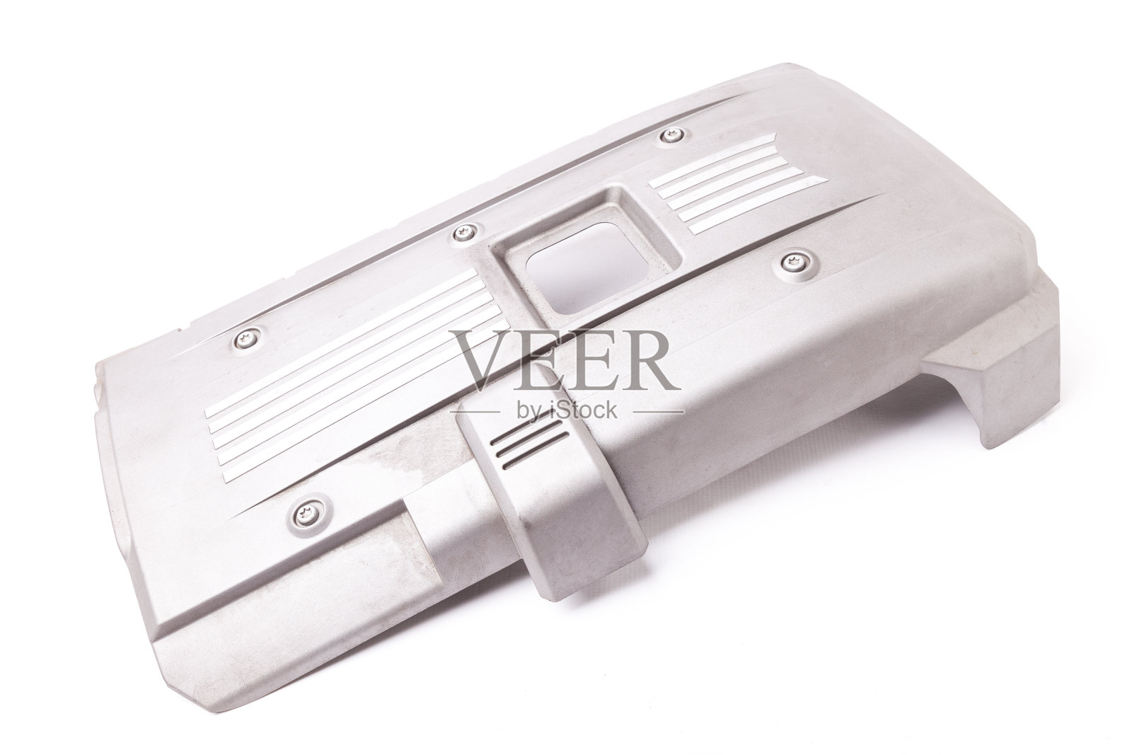 灰色引擎盖上的白色背景在摄影工作室作为一个单独的备件出售的自动解析或更换时，在服务中修理汽车。照片摄影图片