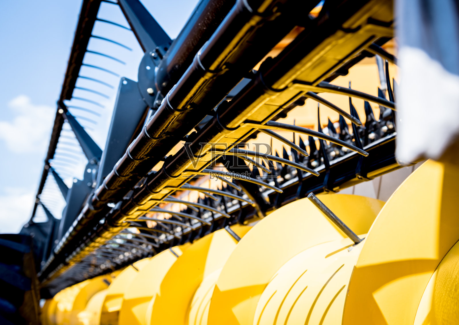 现代农业机械设备。联合收割机。照片摄影图片