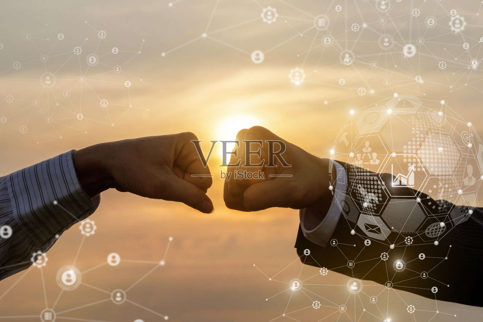 商人们用拳头互相问候。照片摄影图片