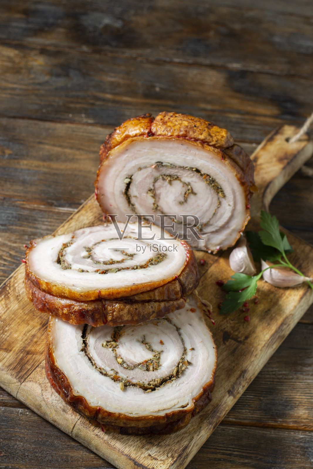 棕色木桌上的木板上放着肉饼和蔬菜和香草。烤的肉。从上往下看。乡村风格照片摄影图片