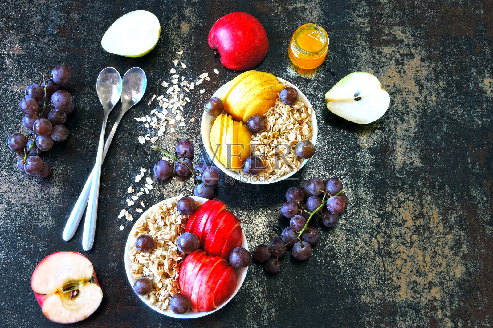有燕麦和水果的素食碗，背景时尚而简陋。照片摄影图片
