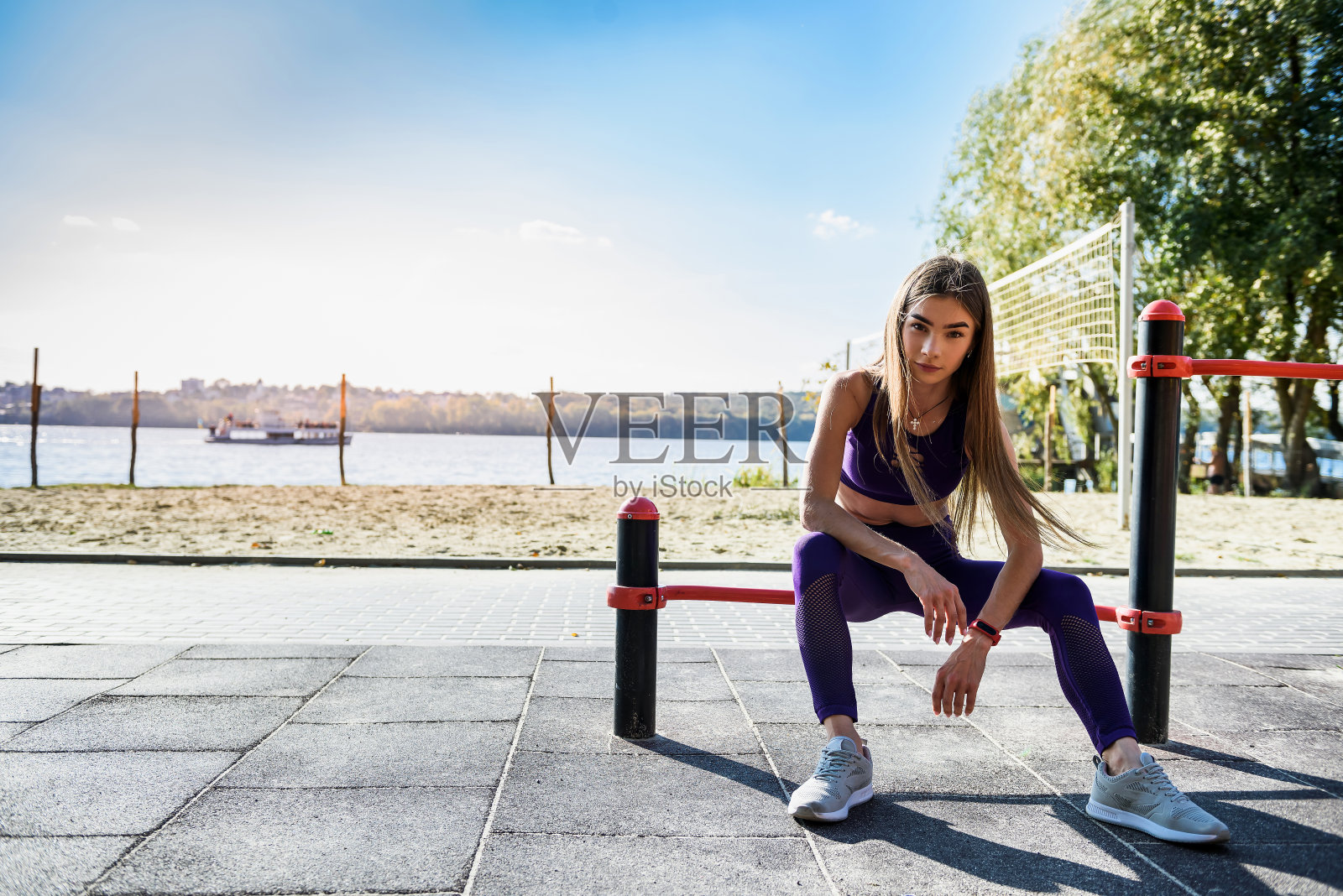 美丽的女孩在湖边晨操后放松。健康美容理念。照片摄影图片