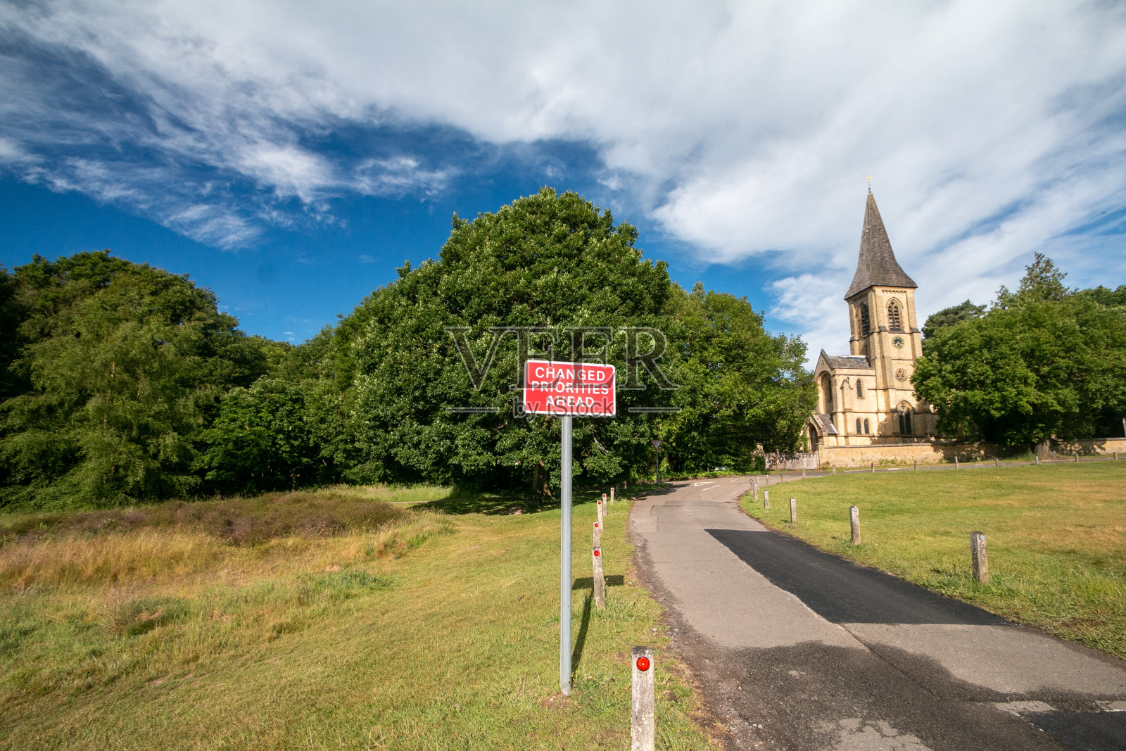 英国南区改变了优先路标照片摄影图片