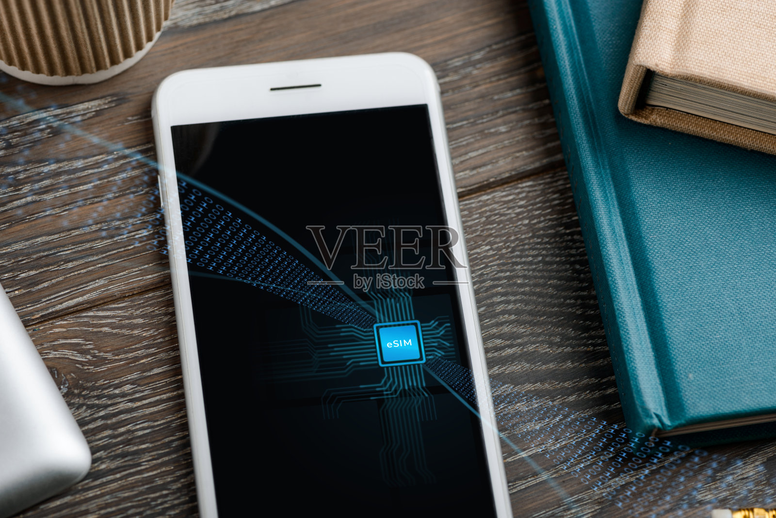 内置SIM芯片的手机。近距离观察这个小玩意照片摄影图片