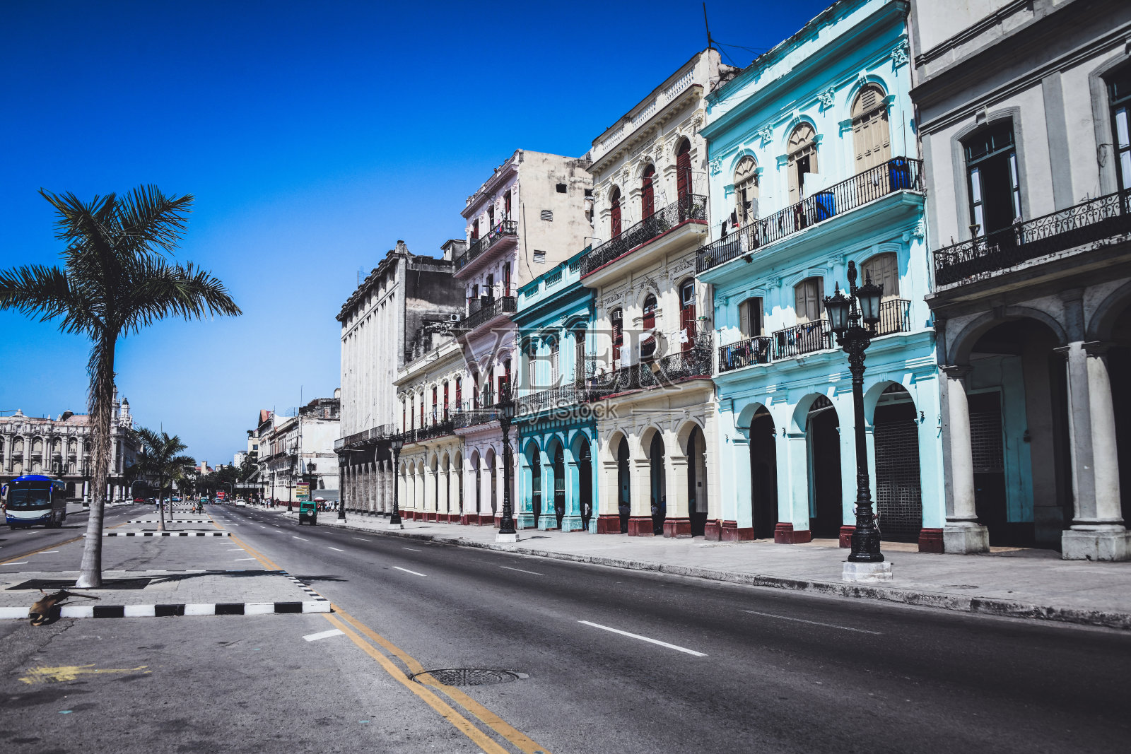 古巴哈瓦那美丽的彩色公寓照片摄影图片