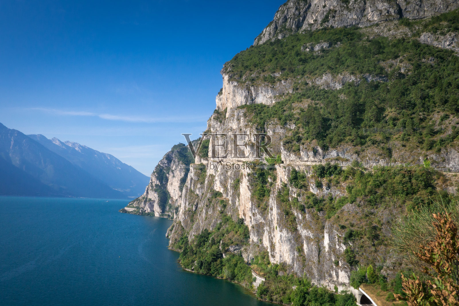 意大利伦巴第的托博莱，日落时分的加尔达湖照片摄影图片