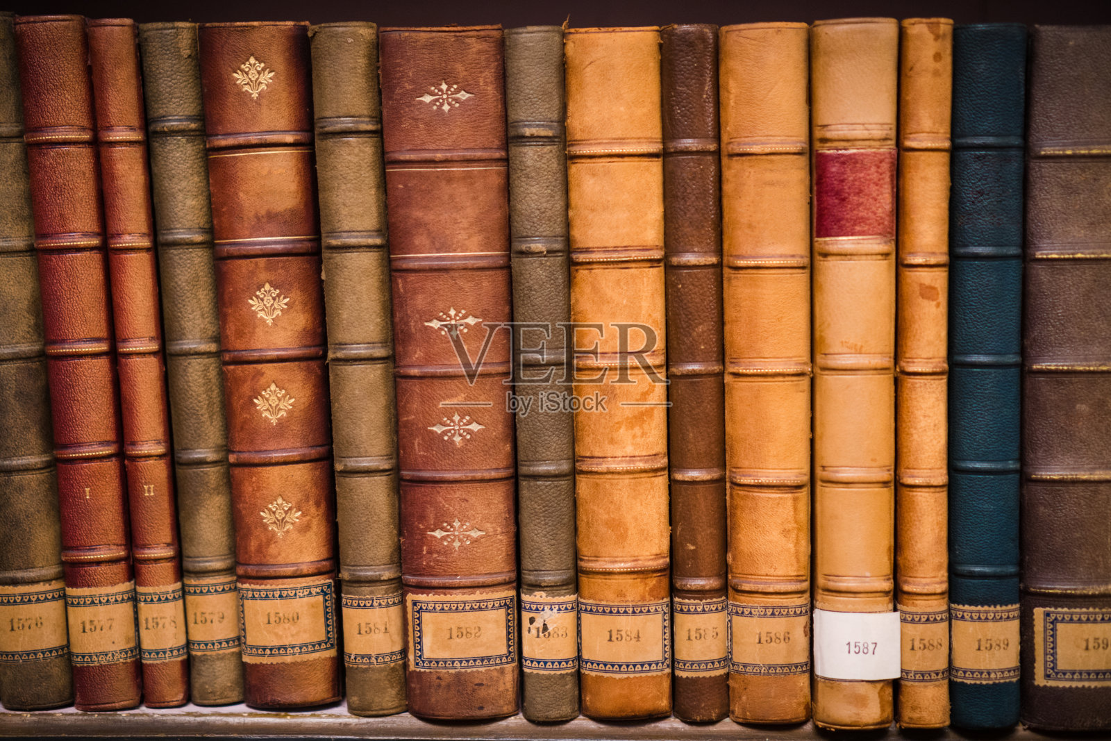 图书馆书架上的古书照片摄影图片