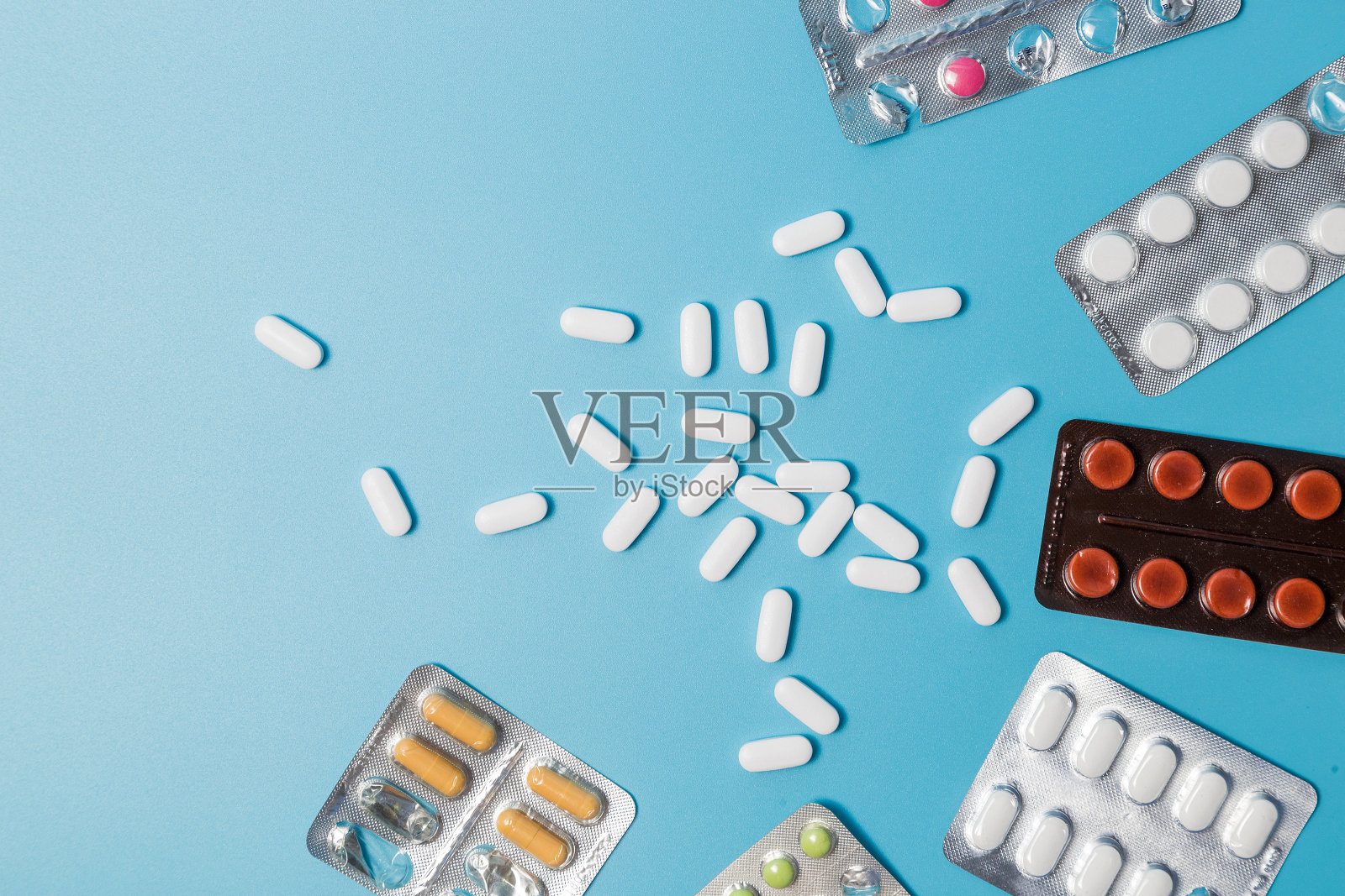 Рharmaceutical药丸，片剂和胶囊在蓝色的背景照片摄影图片