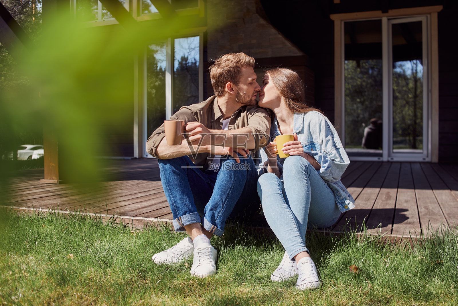 可爱的男人和女人在大自然中约会照片摄影图片