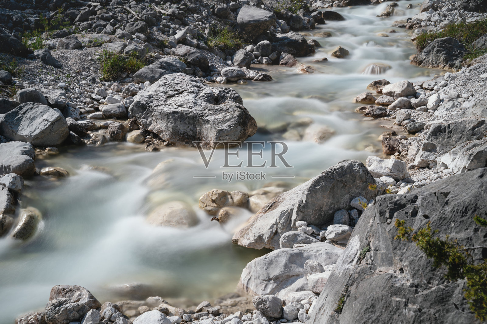 运动模糊清澈清新的山河在阿尔卑斯山景观，米明，奥地利泰洛照片摄影图片