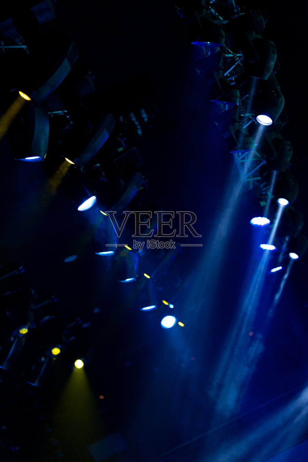 带有彩色聚光灯和烟雾的舞台灯光照片摄影图片