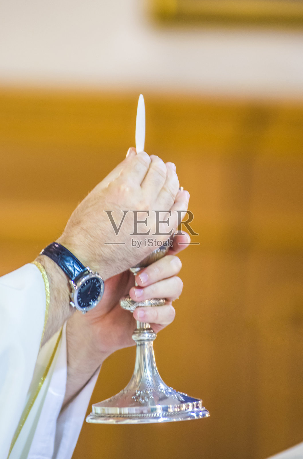 罗马教皇弗朗西斯科教堂里的圣坛和圣餐杯照片摄影图片