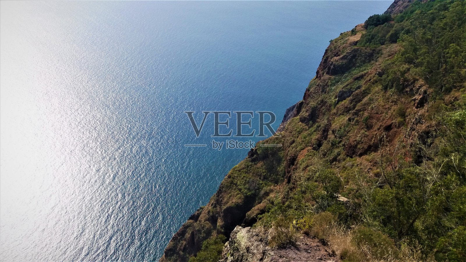 马德拉岛令人难以置信的全景，悬崖，海边，海岸线和五颜六色的屋顶照片摄影图片