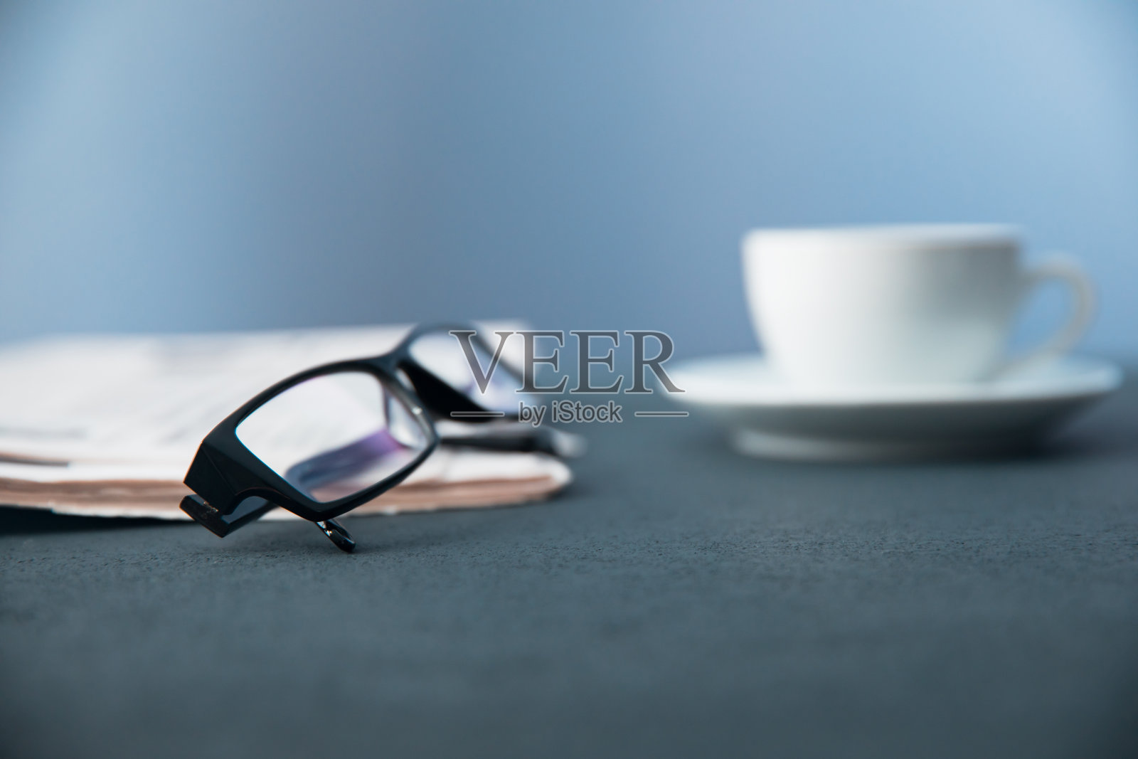 桌上放着咖啡的书照片摄影图片