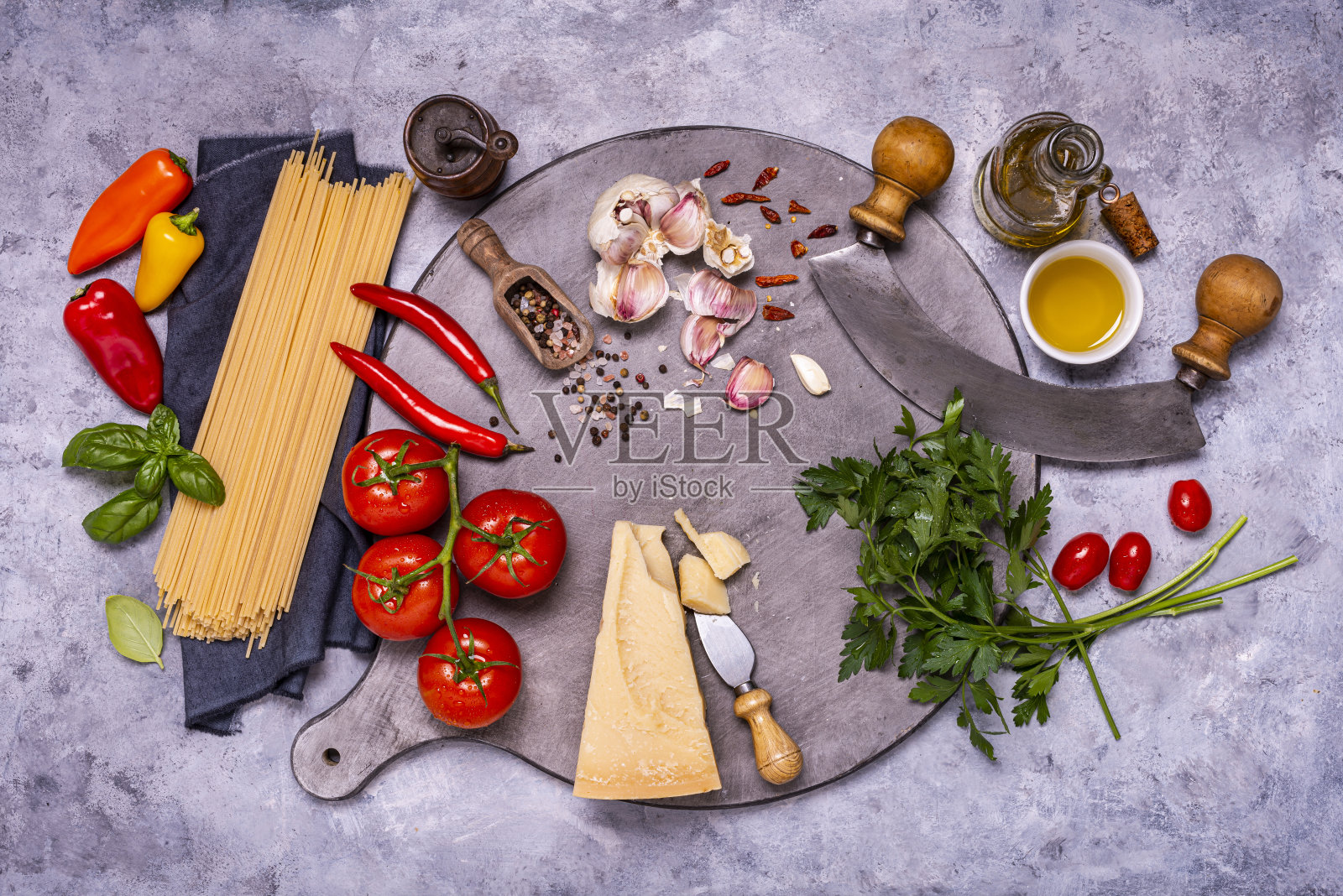 意大利食物:意大利细面条，西红柿，帕尔玛干酪和新鲜罗勒照片摄影图片