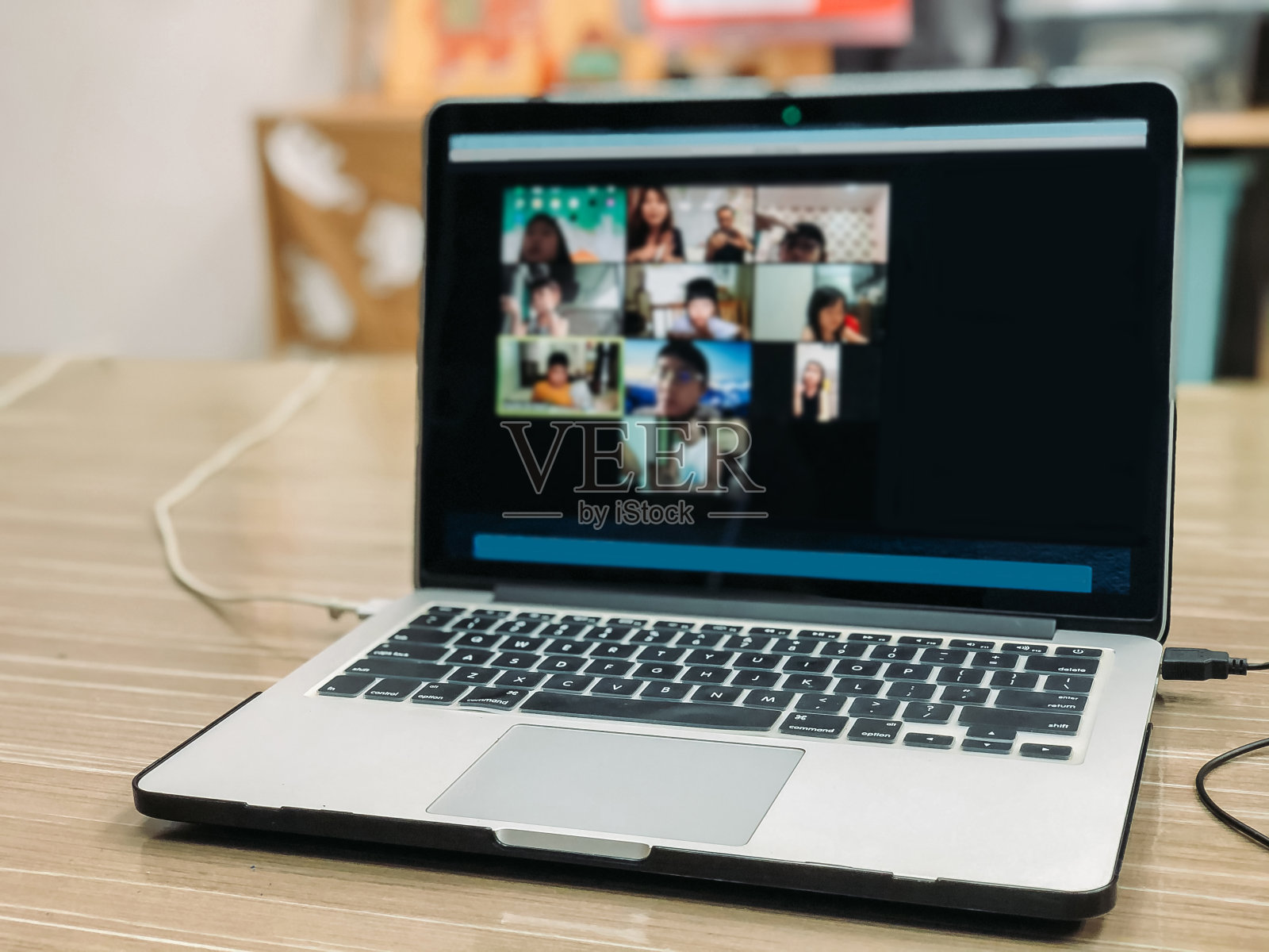 亚洲华裔男女教师在艺术学校教授在线课程照片摄影图片