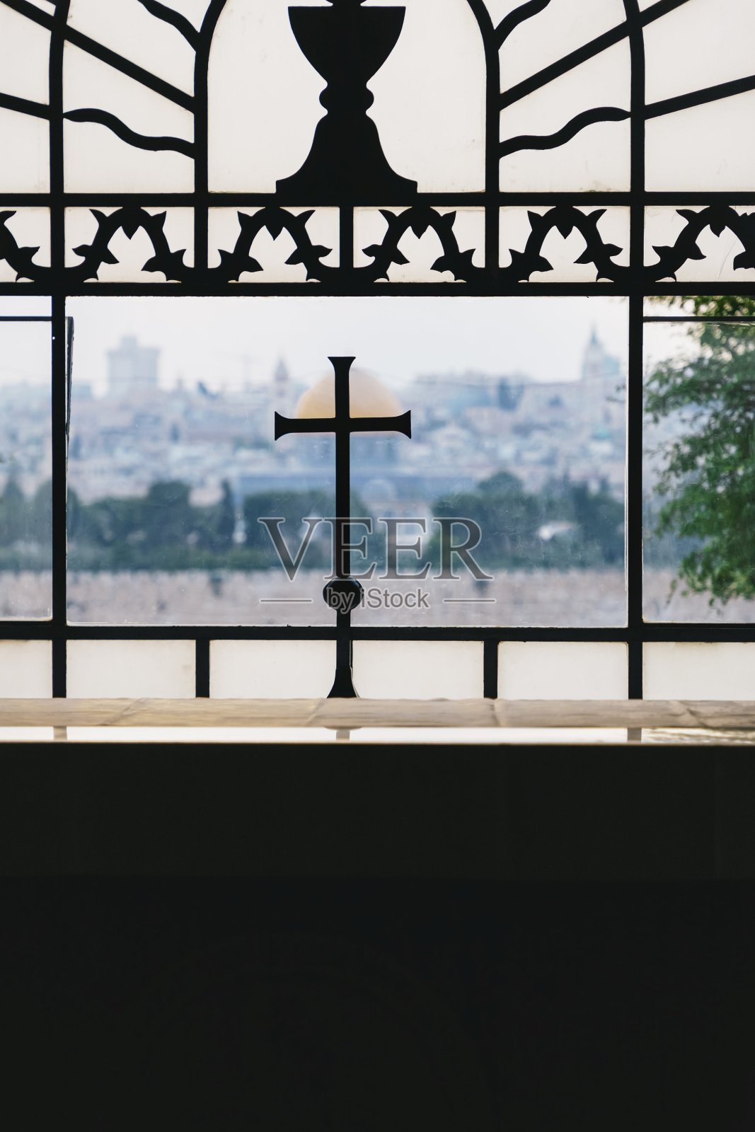 从主泣耶穌堂的窗户望出去的景色，橄榄山，耶路撒冷，以色列照片摄影图片