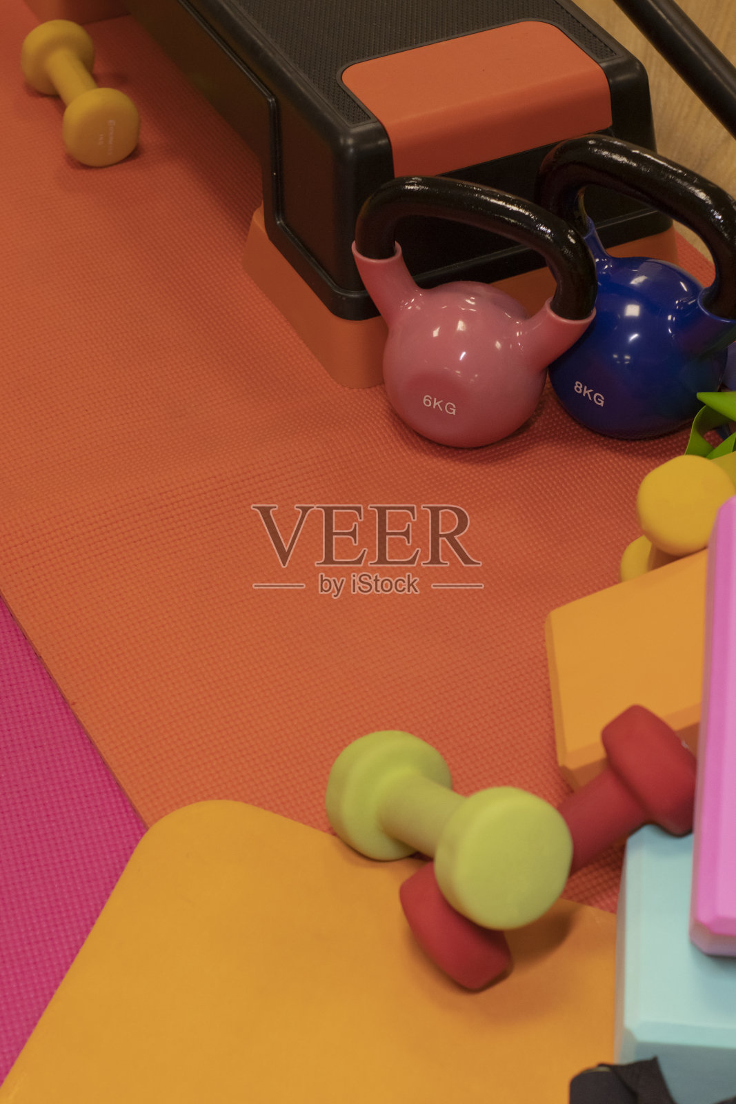各种鲜艳的运动器材。壶铃，健身带，立方体，哑铃，杠铃，台阶平台。体育的概念。照片摄影图片